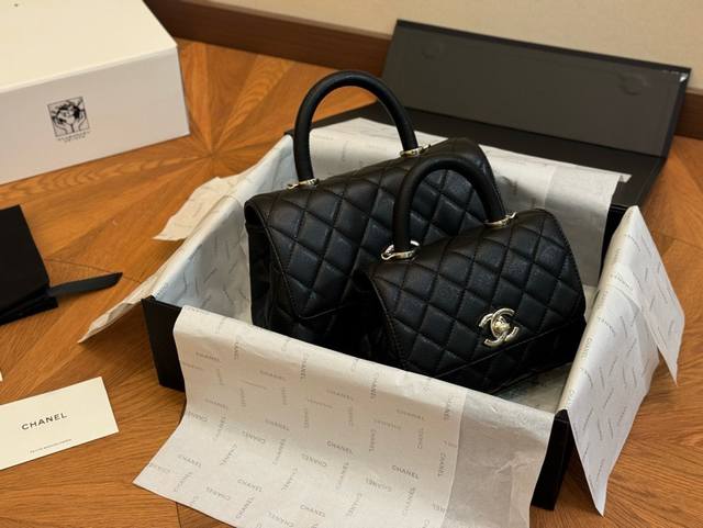 配折叠盒 Size：18.13Cm 23.14Cm 香奈儿coco Handle 手提包 粒面牛皮材质 原版k金！！