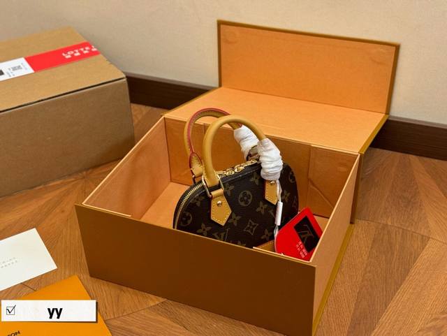 配折叠盒飞机盒 Size： 17*12Cm 小 Lv Alma贝壳包 内敛！深沉！有味道！ 这款百搭的经典手袋 依然很受现代的青睐！
