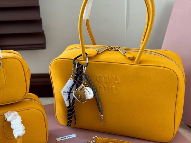 全套包装 保龄球挂件48 Size：35*22Cm Miumiu保龄球 公文包 Miu又来抢钱了新款帆布公文包 来咯 ！ 背起来都很nice 哦 出场就是miu