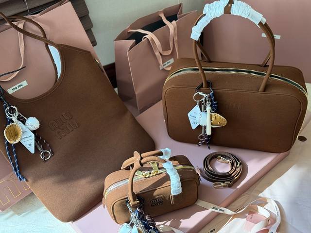 全套包装 保龄球挂件48 Size：35*22Cm Miumiu保龄球 公文包 Miu又来抢钱了新款帆布公文包 来咯 ！ 背起来都很nice 哦 出场就是miu