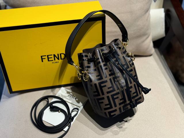 配盒 牛皮 Size：12.5*18Cm 热门必备单品 Fendi 水桶包 高品质 原版细节五金 配置长肩带！ 完全不挑穿搭的fendi老花mini水桶包！ 容
