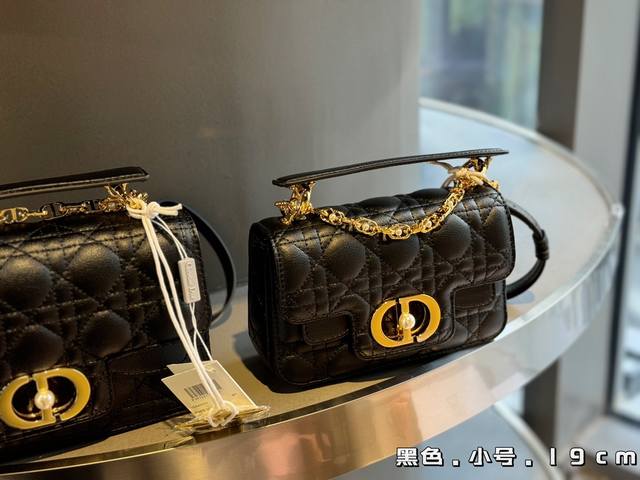 配盒 Size:19*12Cm 小 22*14Cm 大 D家 Jolie蒙田系列珍珠链条包 看一眼轮廓就已经心动, 肩带的每一个金属链环中都有一颗小珍珠点缀, 配盒 Size:19*12Cm 小 22*14Cm 大 D家 Jolie蒙田系列珍珠链条包 看一眼轮廓就已经心动, 肩带的每一个金属链环中都有一颗小珍珠点缀,