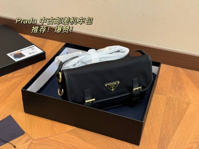 配盒 Size：24*14Cm 普拉达 男士邮差包 刚刚好的size 通勤很好用！ 无与伦比的高级 搜索prada 男包