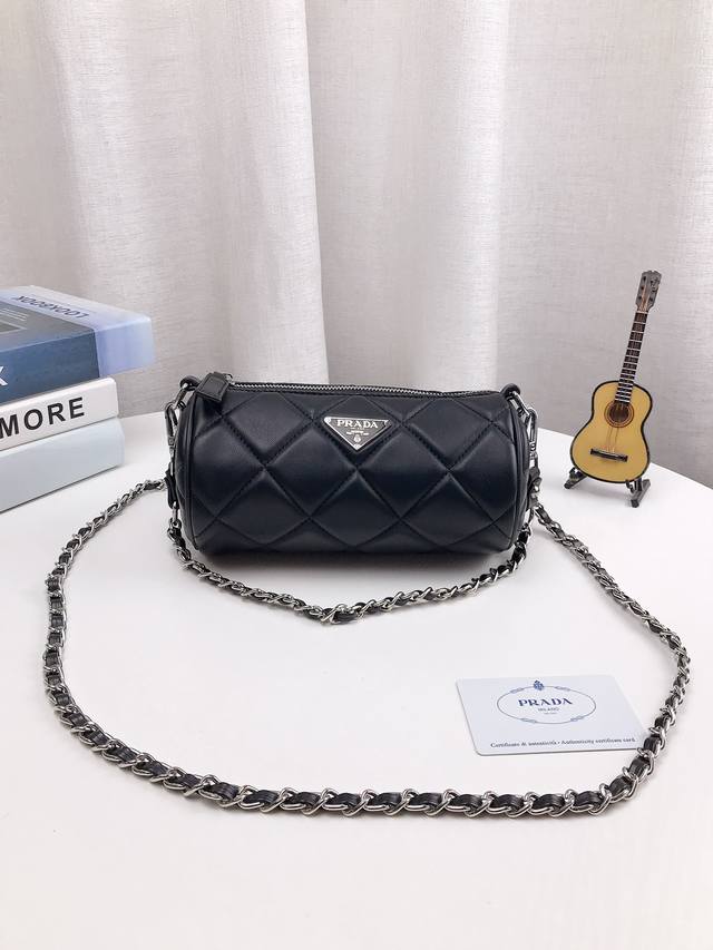 礼盒包装 普拉达笔筒包圆筒包 Prada中古经典小筒包 巨可爱又酷酷的圆桶包 链条可腋下也可斜挎 手机和日常小物都好放 这种风格看不腻哎 甜酷妹搞起 尺寸 20