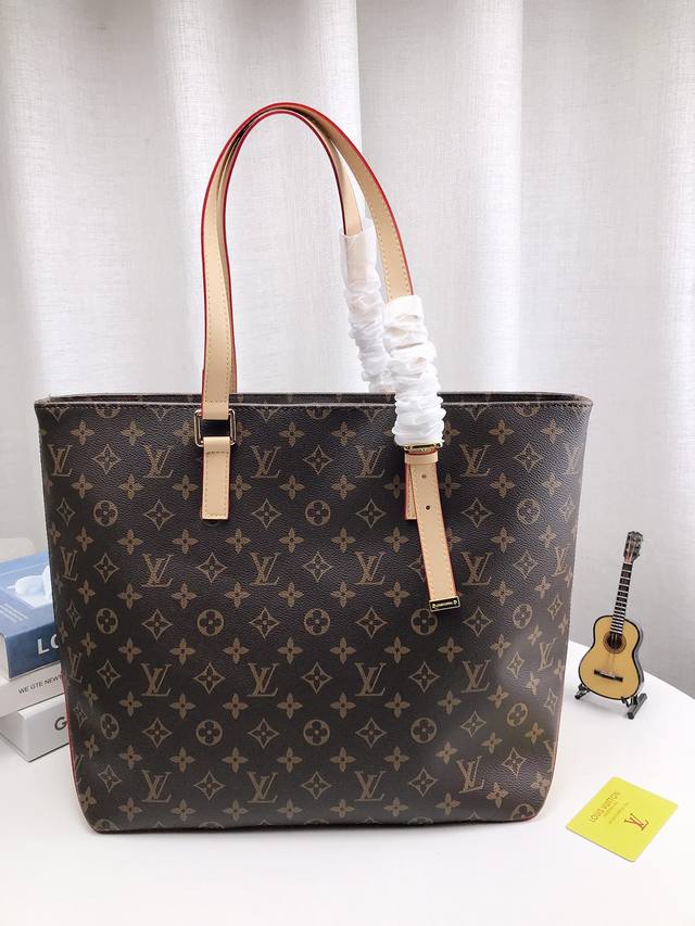 Lv Piano 手袋 Piano 手袋以利落的构型和侧面三角皮革烘托出 Monogram图案的经典格调，再借不对称手柄释放出秋冬系列的摩登气息，令日常所需轻松