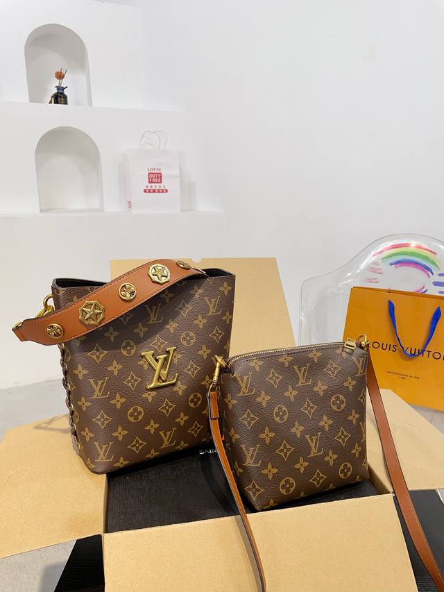 配盒 Lv水桶包 徽章手提极简风格 时尚大气 时髦毫不费力 任何风格轻松驾驭 尺寸18.12.23 配盒 Lv水桶包 徽章手提极简风格 时尚大气 时髦毫不费力 任何风格轻松驾驭 尺寸18.12.23