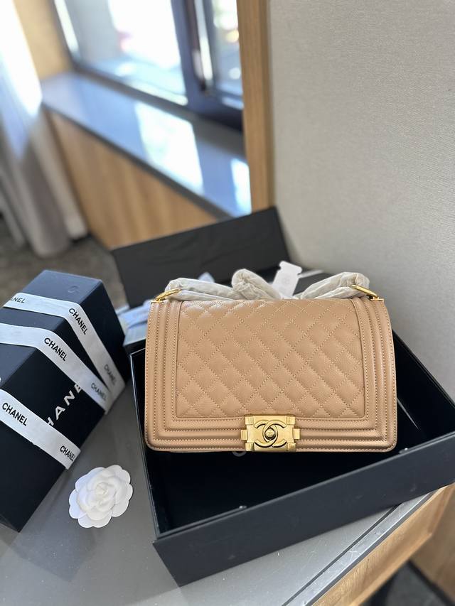 头层牛皮 “折叠礼盒官网飞机盒” Chanel Leboy24Ss新品！跟cf相比 Le Boy 更多的是硬气，也更为年轻化，更好搭配，包身牛皮品质，融合2.5