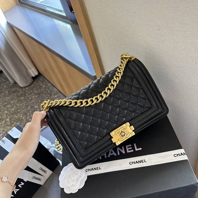 头层牛皮 “折叠礼盒官网飞机盒” Chanel Leboy24Ss新品！跟cf相比 Le Boy 更多的是硬气，也更为年轻化，更好搭配，包身牛皮品质，融合2.5