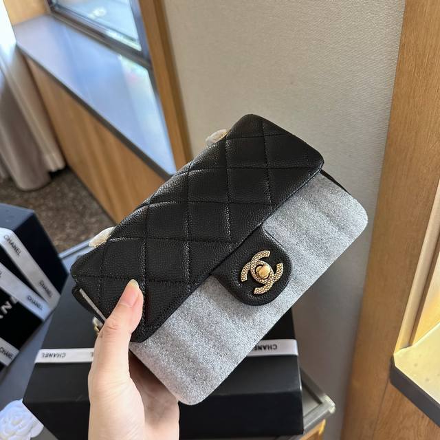 折叠礼盒包装 香奈儿24新款方胖子 这一季出了一款荔枝纹牛皮方胖子，双c扣是那种带暗纹的，喜欢牛皮的可以冲了，毕竟荔枝纹方胖子好久不见了 尺寸19*11