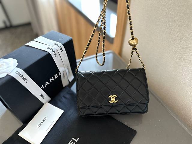 纯皮 “折叠礼盒官网飞机盒” Chanel香奈儿24新款金球woc发财包是时尚圈公认的“再过百年都不会过时”的神仙元素,随性百搭,可盐可甜,大牌们一直都对它一往 纯皮 “折叠礼盒官网飞机盒” Chanel香奈儿24新款金球woc发财包是时尚圈公认的“再过百年都不会过时”的神仙元素,随性百搭,可盐可甜,大牌们一直都对它一往