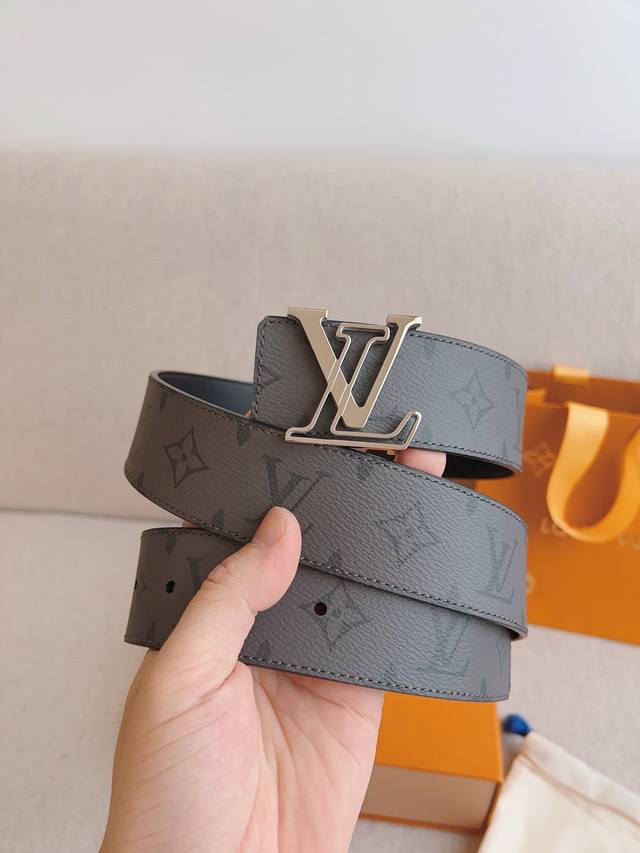 礼物 Lv宽度：4.0Cm 专柜同步，Pvc搭配头层牛皮搭配精致钢扣，时尚百搭，追求高端 品味的体现，休闲高大上！ Iphone实物实拍， 上身效果超好～搭配专