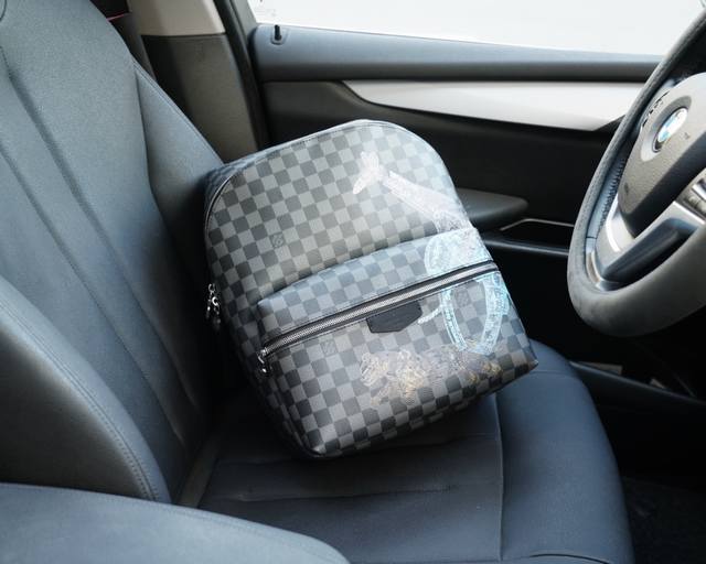 路易威登 官网同步 高版本 原厂双肩背包 不要错过 全原单小牛皮制作 品质极好 超大容量 非市面普通货 来自贸易公司的狠货.. 强调一下 原厂 一直是抢爆的款式 路易威登 官网同步 高版本 原厂双肩背包 不要错过 全原单小牛皮制作 品质极好 超大容量 非市面普通货 来自贸易公司的狠货.. 强调一下 原厂 一直是抢爆的款式