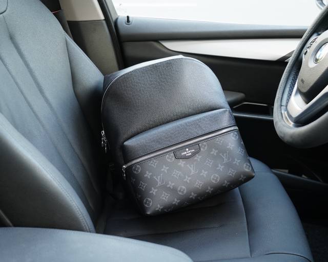 路易威登 官网同步 高版本 原厂双肩背包 不要错过 全原单小牛皮制作 品质极好 超大容量 非市面普通货 来自贸易公司的狠货.. 强调一下 原厂 一直是抢爆的款式