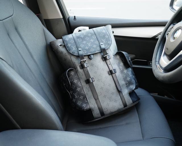 路易威登 官网同步 高版本 原厂双肩背包 不要错过 全原单小牛皮制作 品质极好 超大容量 非市面普通货 来自贸易公司的狠货.. 强调一下 原厂 一直是抢爆的款式