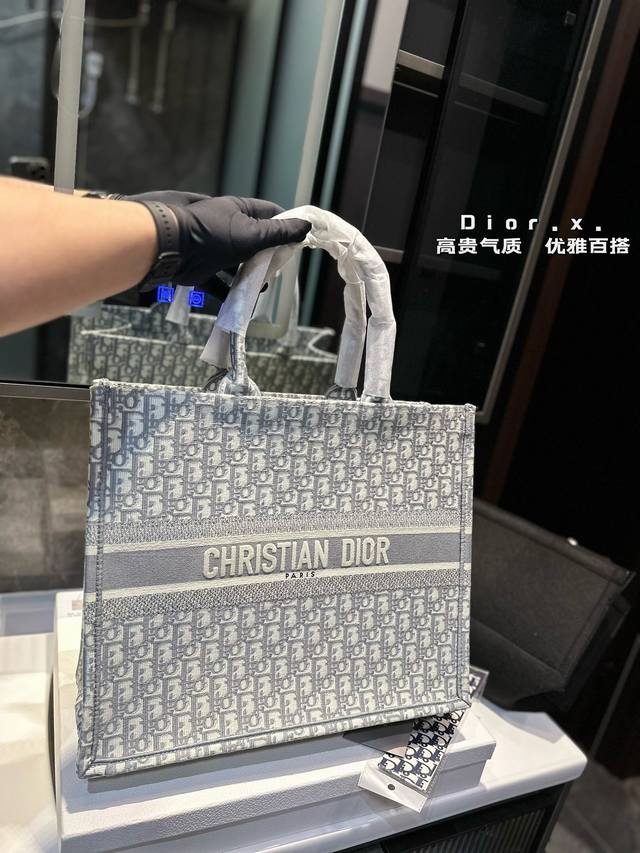礼盒包装 迪奥dior 刺绣购物袋 本年度重量级专柜经典爆款 将帅气和优雅两种不同的风格碰撞在一起,融合了新一代女性的时髦与个性 展现女性力量 包包全身刺绣设计 礼盒包装 迪奥dior 刺绣购物袋 本年度重量级专柜经典爆款 将帅气和优雅两种不同的风格碰撞在一起,融合了新一代女性的时髦与个性 展现女性力量 包包全身刺绣设计