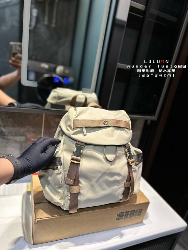 Lulu Wunder Lust 双肩包这款包包的设计就很lulu风，面料是科技防水面料，耐用不易磨损！外侧可以调节环型绑带，可以固定外套，顶袋是掀盖设计，带拉