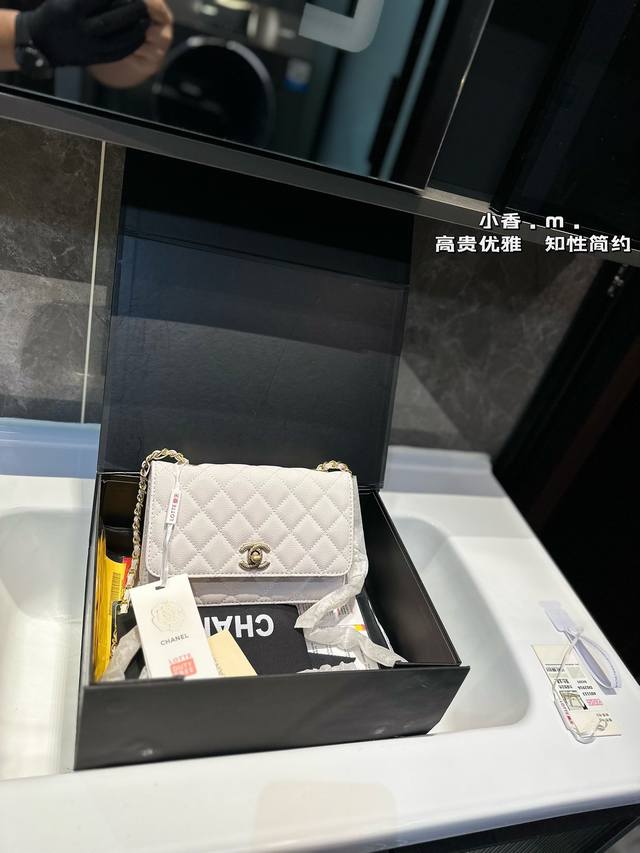 礼盒包装 Chanel Woc 发财包小香牛皮最近好多明星都在背 Chanel 19 这款包是由老佛爷karl Lagerfeld 和 Chanel现任创意总监