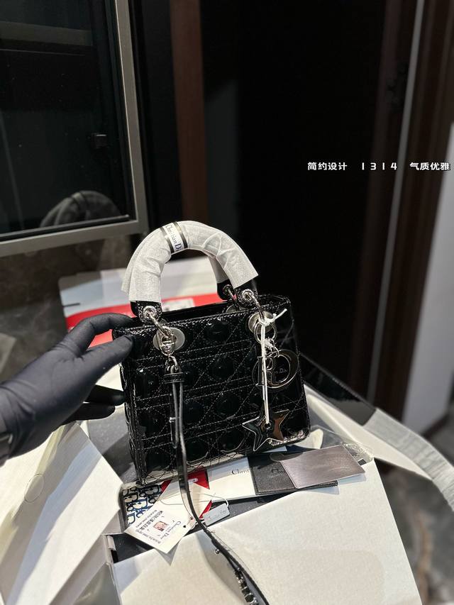 礼盒包装 Dior漆皮戴妃包 经典菱格刺绣~ 4格 3格 2个尺寸可选择 经典百搭不过时 16Cm 20Cm