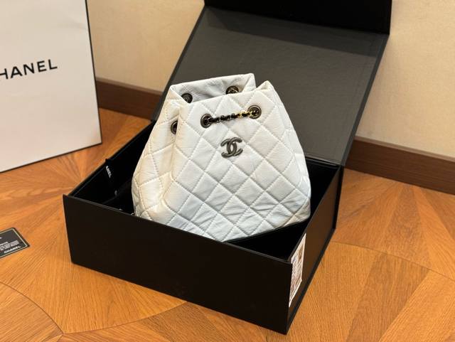 配折叠盒 香奈儿chanel Gabrielle 流浪双肩包经典一直很喜欢流浪包 自重很轻又很能装， 任何场合都能背，适配任何风格。 很经典的一款包，背个几年都