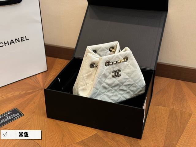 配折叠盒 香奈儿chanel Gabrielle 流浪双肩包经典一直很喜欢流浪包 自重很轻又很能装， 任何场合都能背，适配任何风格。 很经典的一款包，背个几年都