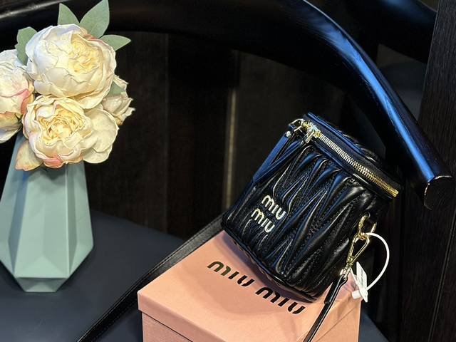 礼盒包装 配送小镜子 缪缪miumiu 新款小羊皮褶皱化妆包美到逆天 手提斜挎背 这种充满味道的季节当然要有一直小miumiu超精致，有份量有质感 少女感中增加
