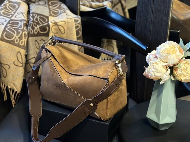 头层牛皮 Loewe 新秀款展示 罗意威 几何包 爱惨了这精致高级范儿! 汤唯 杨幂孙千李一桐 雎晓雯.同款 最新秀款paseo几何包 包包界的一股清流~ 纳帕 头层牛皮 Loewe 新秀款展示 罗意威 几何包 爱惨了这精致高级范儿! 汤唯 杨幂孙千李一桐 雎晓雯.同款 最新秀款paseo几何包 包包界的一股清流~ 纳帕