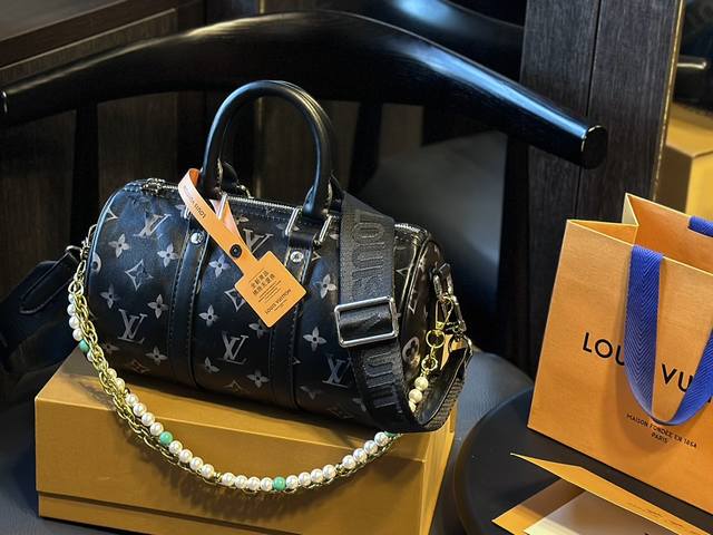 折叠礼盒+官网飞机箱 男帅女飒！！Lv Keepall25 路易威登 Keepall 25 蓝色老花有辨识度又低调 City的行李牌整个包包有不单调 尼龙宽肩带