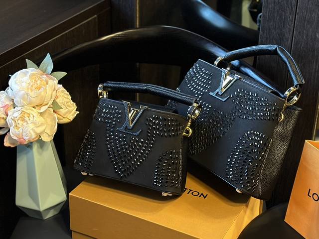 满钻 折叠礼盒 Lv Capucines 牛皮，限定渐变鸵鸟皮，超繁琐制作工序，女王范儿必备，Mini款独特超宽背带，经典大logo设计，结合monogram经
