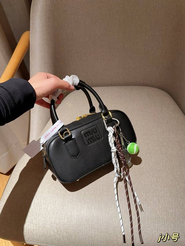小号 配送挂件 Miumiu 复古保龄球波士顿枕头包 手提小方包 尺寸22Cm 礼盒包装