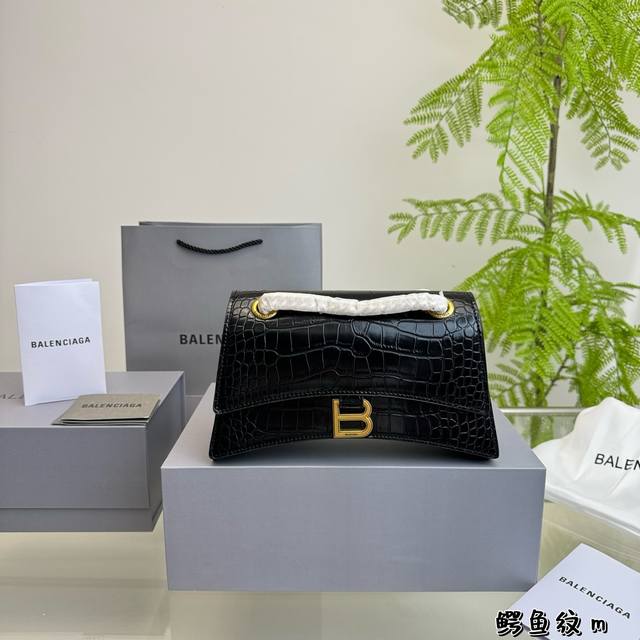 折叠盒 有bella独特的氛围感了，好绝。 有bella 那味儿了 一独特的氛围感好绝。 大包包强势回归！ 巴黎世家 Crush 以 Hourglass 沙漏包