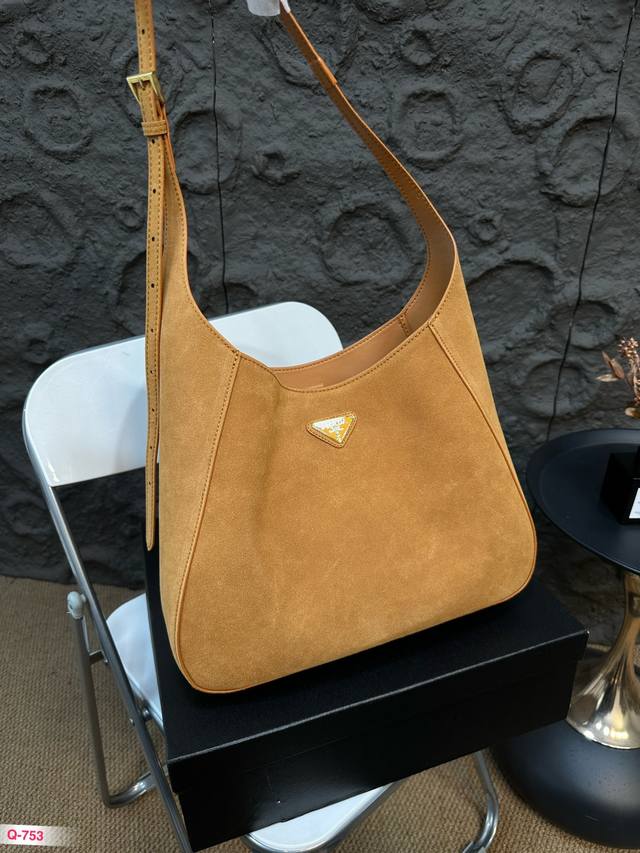 配礼盒 普拉达prada 最新 24Tote 购物袋 这个系列将是 Prada 接下来一整季的主打款式。Prada 手袋的曲线型设计十分醒目，时尚百搭！也很轻便