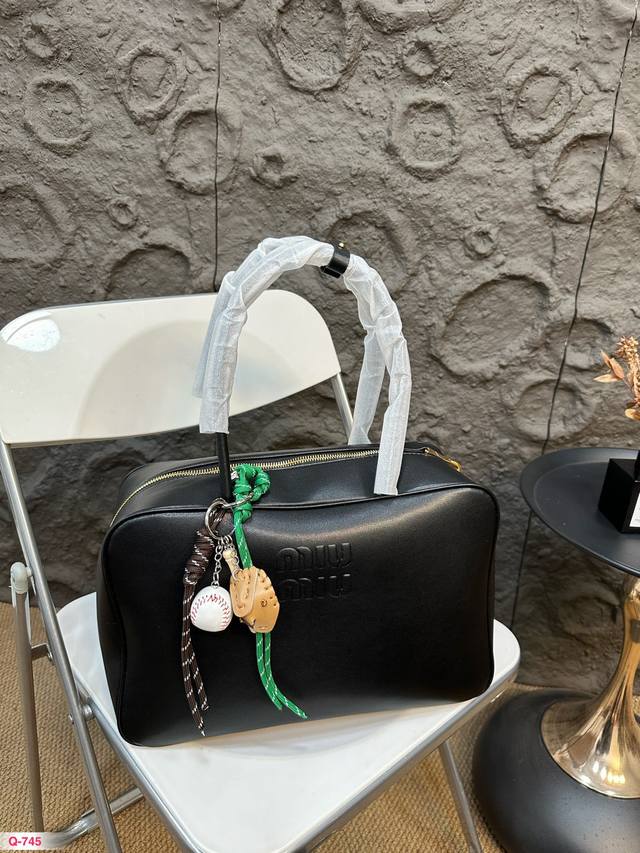 配折叠盒 Miu Miu缪缪保龄球手提包 轻轻松松高级感牛皮品质 包包手感巨好容量也很不赖 简单却又不失华丽 不要觉得会炸眼太高调了什么的 根本不会！ 在你的精