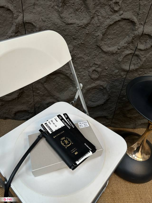 配礼盒 巴黎世家护照夹 这也泰酷辣. 真的帅呆了 配绳子配包装 尺寸11.20Cm