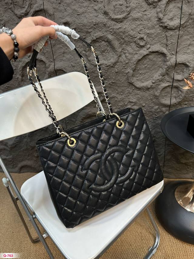 配折叠盒 香奈儿chanel Gst黑金，岂不是想去哪就去哪包包采用的是鱼子酱牛皮，对比了黑银！黑金会显得更加高贵！ 醒目的双clogo 标志性棱格纹，质地柔软