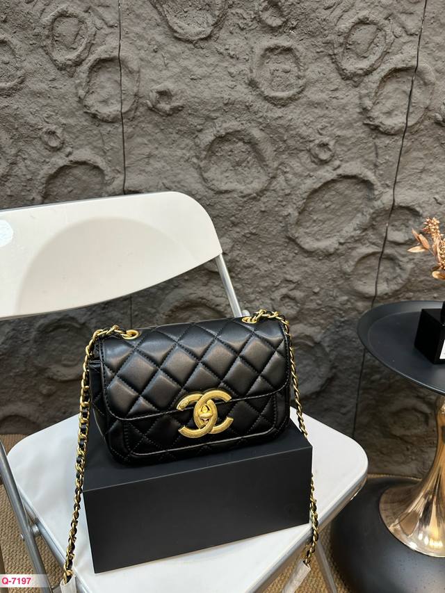 配折叠盒 香奈儿24B新款大复古链条包复古风，主要是非常特别 出门不会撞包.容量不错态，羊皮纹包身非常柔软 细腻尺寸20.14Cm