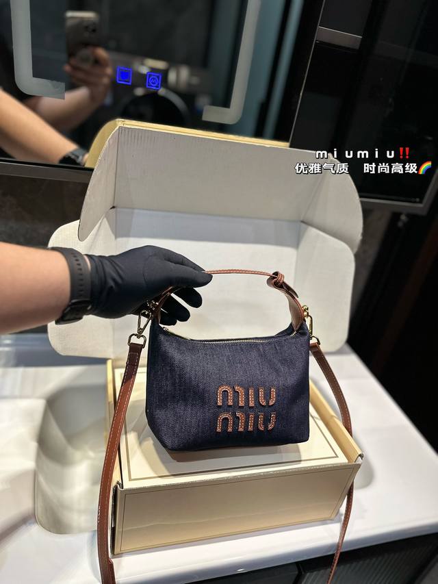礼盒包装 Miumiu新款 Hobo饭盒包 今年的风刮的太猛了 老多爆款了！ 这款的版型太受欢迎！ #Miumiu 这一季不管是单肩包 #Miumiu包 还是托