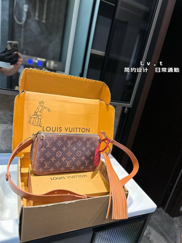 Lv麻将包本款pochette Accessoire Xl手袋取材monogram Eclipse 涂层帆布，以俊朗笔触重绎1990年代的经典设计。充裕拉链主隔