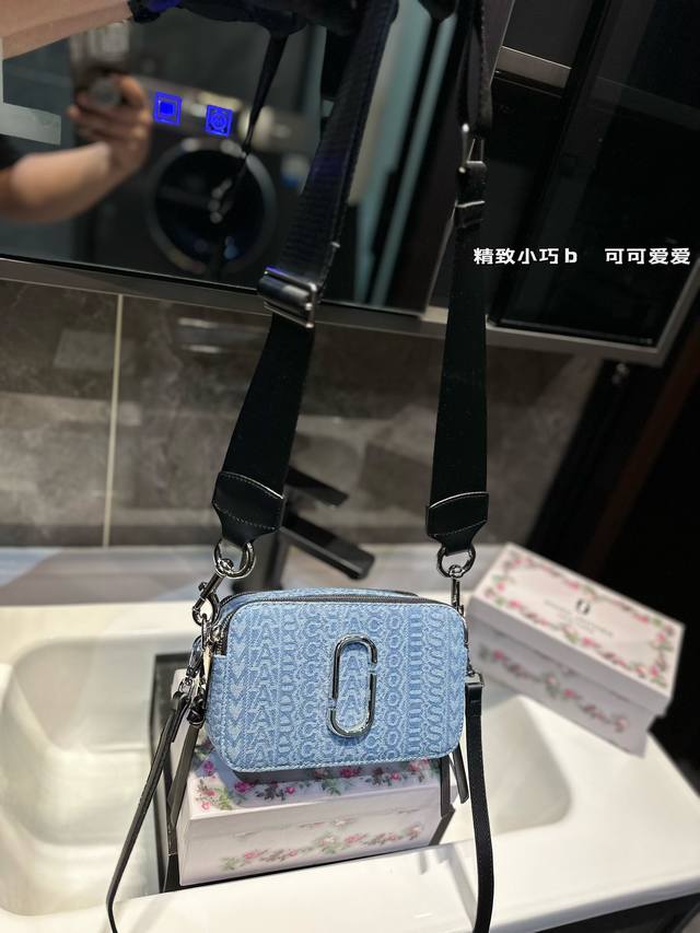 礼盒包装 Mj牛仔相机包多明星同款 Marc Jacobs Snapshot 真的太火爆了!被称为it Bag 所谓lt就是iinevitable 不可避免的意 礼盒包装 Mj牛仔相机包多明星同款 Marc Jacobs Snapshot 真的太火爆了!被称为it Bag 所谓lt就是iinevitable 不可避免的意