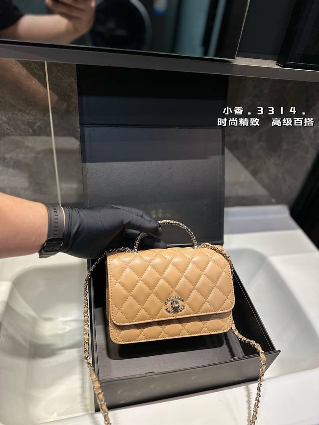 礼盒包装 Chanel 香奈儿 新款钻石手柄发财包 绝美 实物比照片好看，在树脂的手柄和镂空的中间选择了这 款镂空，因为树脂的还是怕氧化和碰碎，这款好绝啊， 和