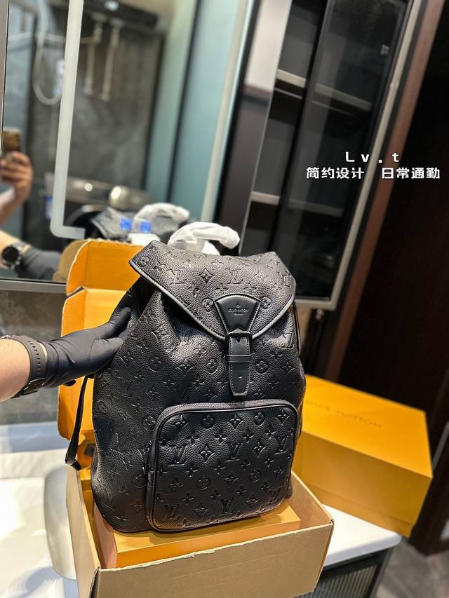 Lv双肩包出货 超级耐磨 超级实用的款式 内衬带logo. 原版电镀五金带logo 这个包包的容量也很大 满足你出行的所有需求 必备的都可以装下 真的是很nic Lv双肩包出货 超级耐磨 超级实用的款式 内衬带logo. 原版电镀五金带logo 这个包包的容量也很大 满足你出行的所有需求 必备的都可以装下 真的是很nic