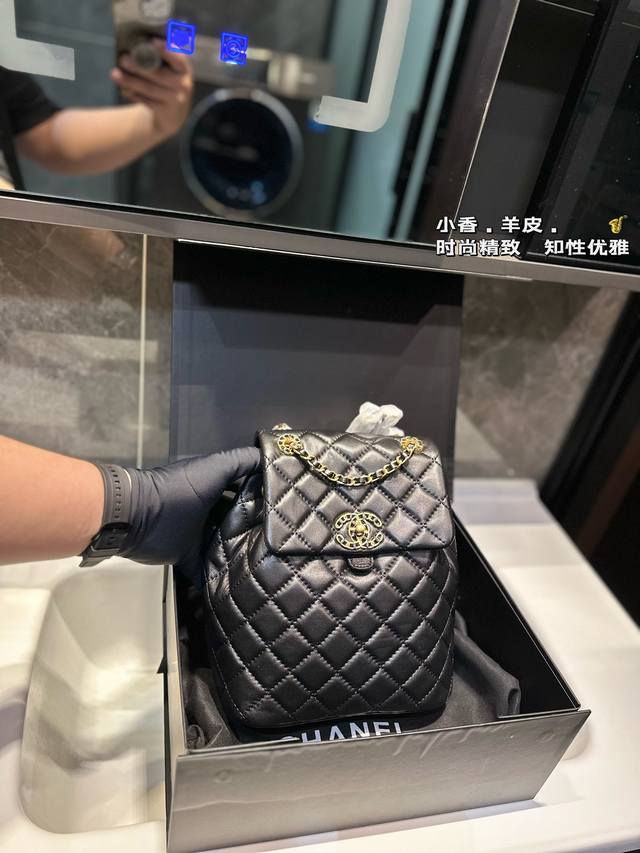 绝美香奈儿24P黑金双肩包#今天穿什么 香奈儿的双肩包懂的都懂非常难买心这款黑金双肩包相比duma更轻，更能装，搭配更随意黑金元素，简约大气，百搭又实用 20×