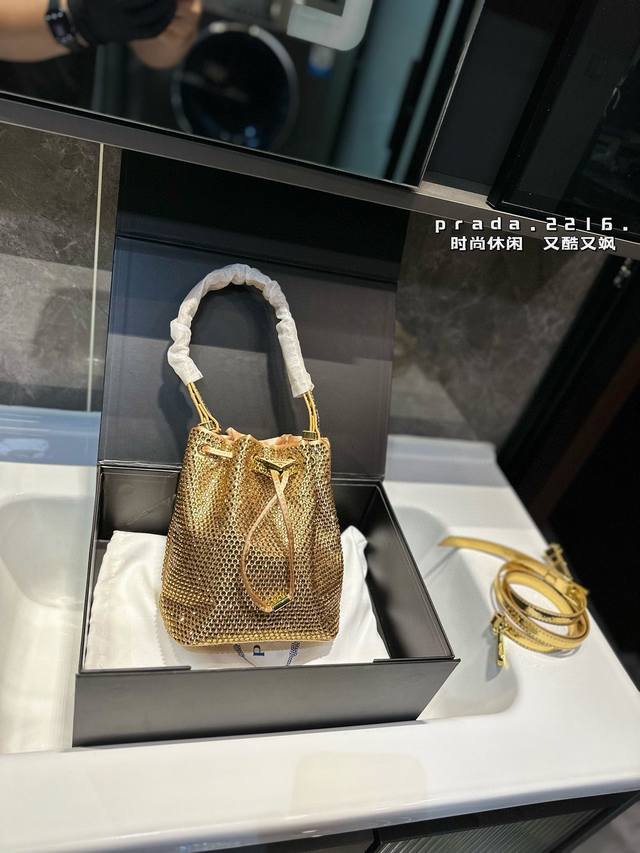 Prada 普拉达新品 闪闪水钻 满钻包 哇味咔！整个包都是闪钻镶嵌成的水钻prada 包包 在灯光下blingbling的闪。尺寸：15 19