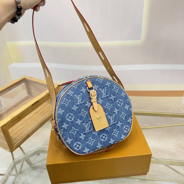 配礼盒 尺寸：23*22 Lv 牛仔超人气 超可爱 的驴家 圆饼包 简直太好看了 致敬传统细节 圆润立体讨巧可人 这款真的超动心 Jyy