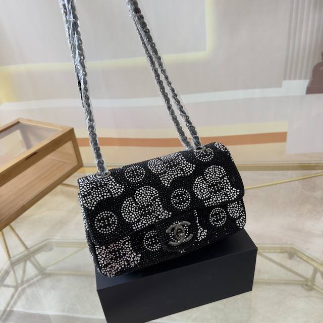 配折叠盒子 香奈儿钻包cf 真的美呆了闪钻cf 实物真的美到炸裂了好喜欢的一只真的太好看了 实物更加闪 尺寸：22 14 Ss