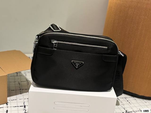 Prada 男 女相机包... 大小正好哦！ 它真的是穿搭神器！ 超级不好买的一款， 简直是男士的福音！ 原版尼龙材质！H尺寸29.17Cm 防水由耐磨