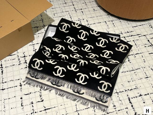 配盒 香奈儿chanel 围巾 真的相当的百搭，上身气质 Upup 上身效果气场非常强大！ 这款围巾的效果很特别，手感柔软成色有质感，面料厚实保暖，版型更是非常