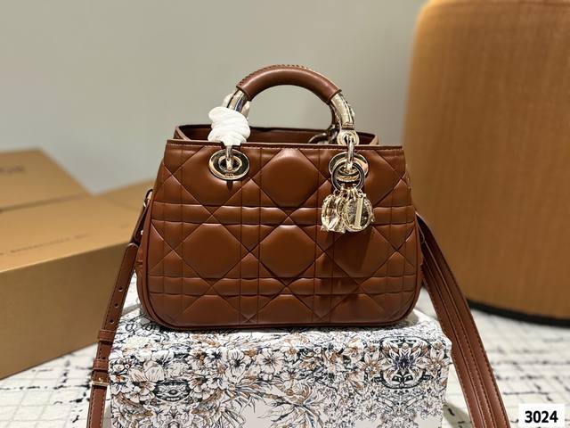 折叠盒 新款dior 手提包 2024春夏新品,小牛皮材质,兼具优雅气质与实用功能,藤格纹多层设计,容量最佳!搭配可手柄与可拆卸链条肩带,肩带由皮革带和cd标志 折叠盒 新款dior 手提包 2024春夏新品,小牛皮材质,兼具优雅气质与实用功能,藤格纹多层设计,容量最佳!搭配可手柄与可拆卸链条肩带,肩带由皮革带和cd标志