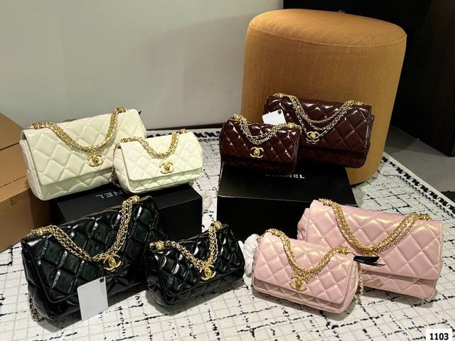 配折叠盒子 香奈儿链条包 时髦拿捏住啦 不显老气好好搭啊 而且貌美气质加成好高的呀～ 爱死了这份从容优雅 尺寸：大号26 15 小号18 12