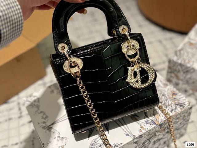 礼盒包装 迪奥dior 高级钻扣鳄鱼纹 3格戴妃包高端品质 可随意对比专柜细节 独家出货 高版本第一批 实拍图一组 我们的版本看实拍 Good Lucky 人手 礼盒包装 迪奥dior 高级钻扣鳄鱼纹 3格戴妃包高端品质 可随意对比专柜细节 独家出货 高版本第一批 实拍图一组 我们的版本看实拍 Good Lucky 人手