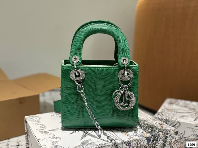 礼盒包装 迪奥dior 高级钻扣鳄鱼纹 3格戴妃包高端品质 可随意对比专柜细节 独家出货 高版本第一批 实拍图一组 我们的版本看实拍 Good Lucky 人手